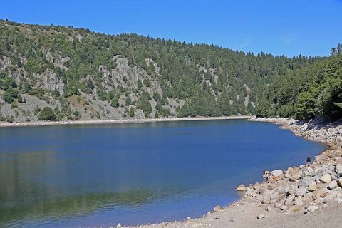 Le Lac Blanc, dans les Vosges, entouré de forêt et de rochers