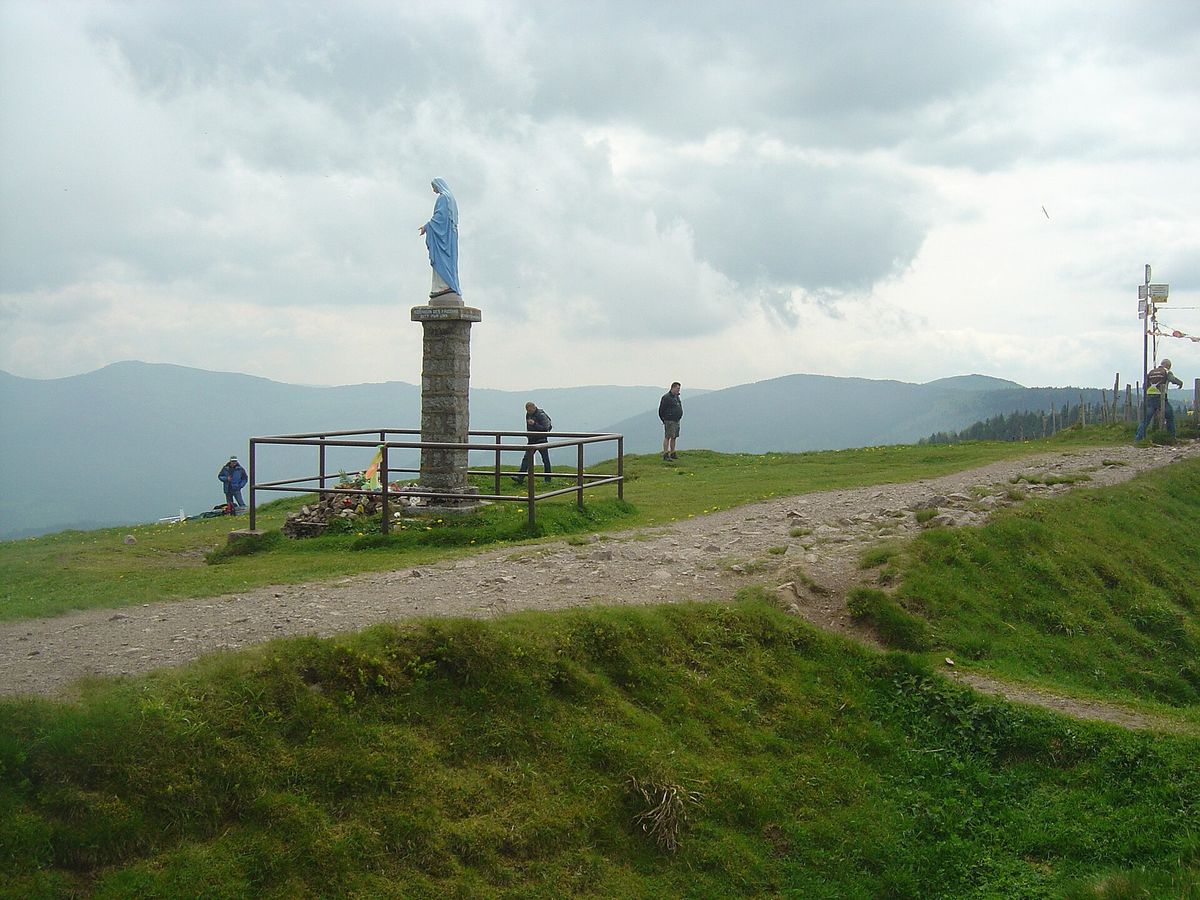 La statue de la Vierge au sommet du Petit Ballon, sur les chaumes