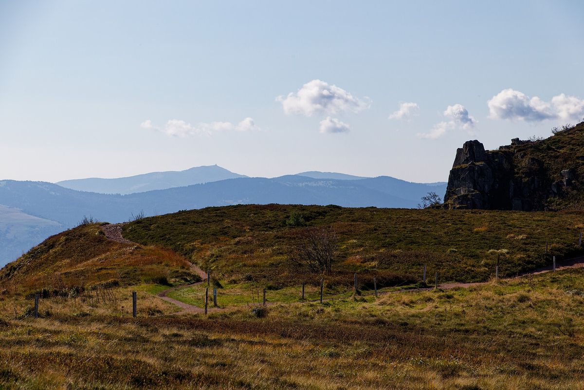 Les hautes chaumes du Gazon du Faing, avec les rochers et la crête des Vosges